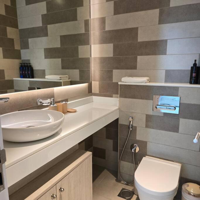 1 Bedroom 65M2, Infinity Pool, West Beach, Noise Insulation Дубай Екстериор снимка